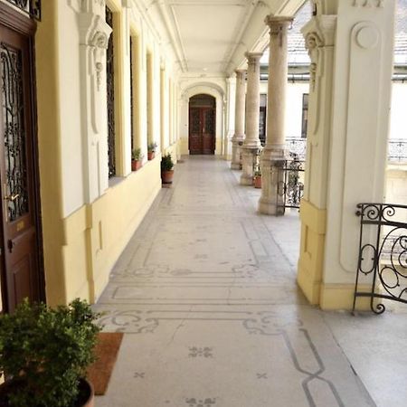 A10 Alkotmany B Apartment Budapeste Exterior foto