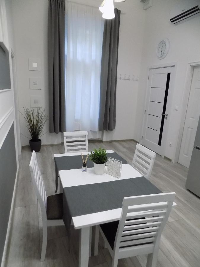 A10 Alkotmany B Apartment Budapeste Exterior foto