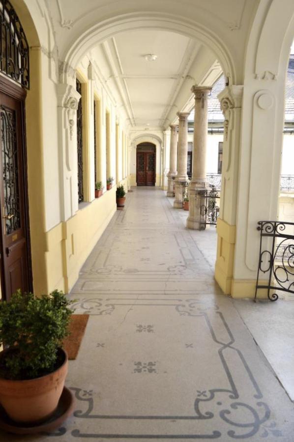 A10 Alkotmany B Apartment Budapeste Exterior foto